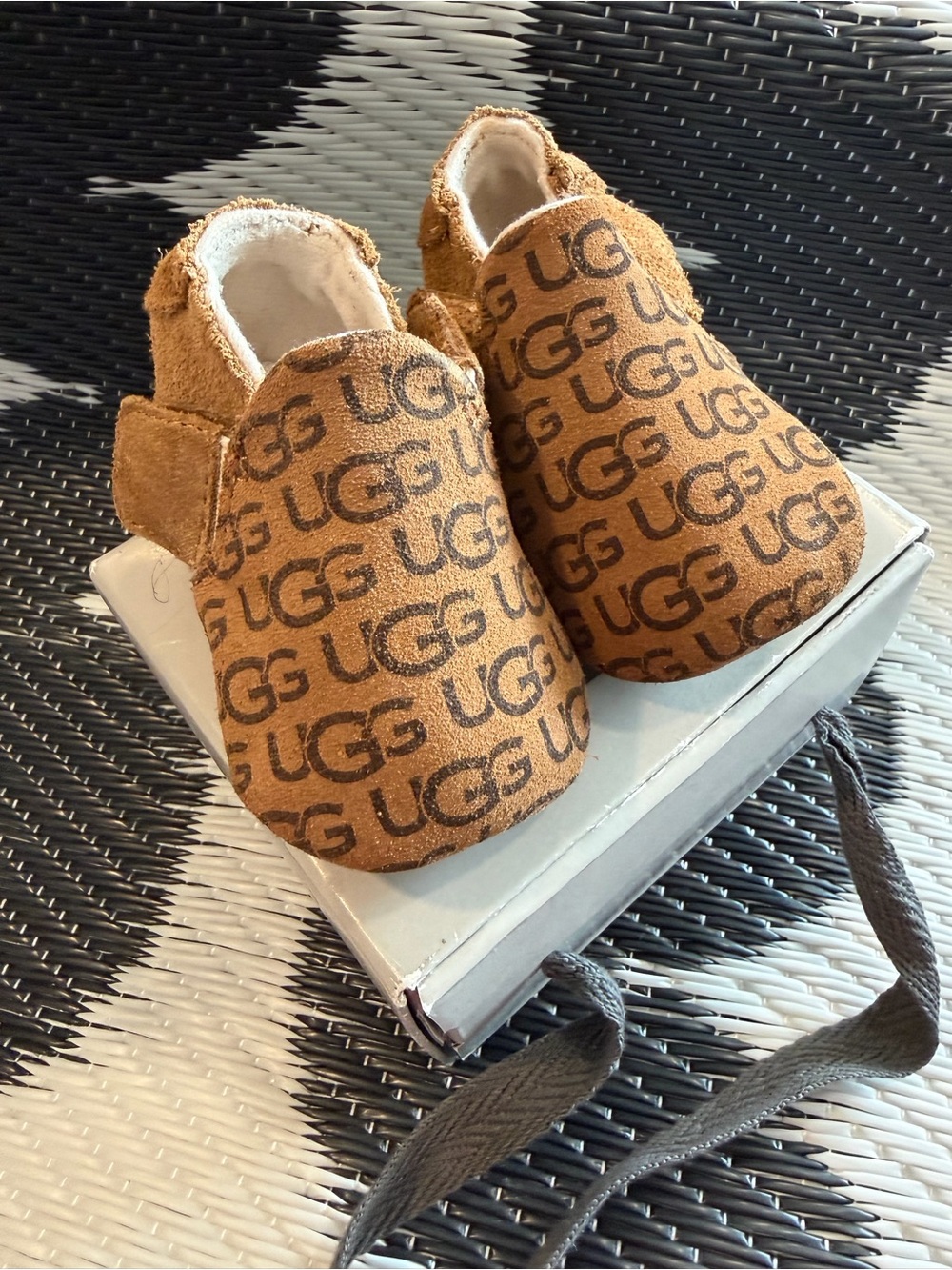 UGG Roos Baby Shoes Chestnut Logo Print 0-6 Months w/ Box